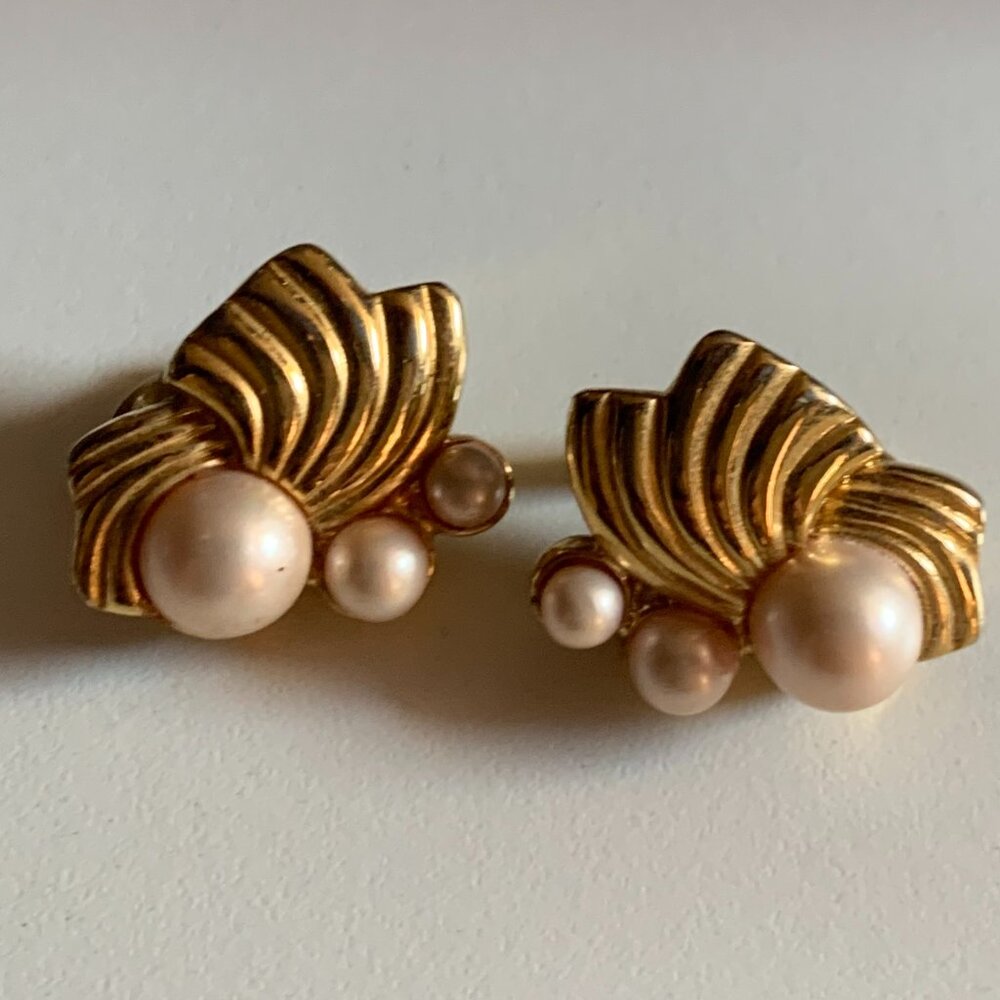 Pink vintage $ 25.00 Trifari 1971